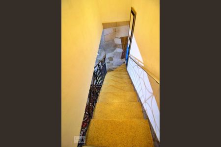 Casa à venda com 250m², 3 quartos e 2 vagasEscada