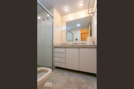 Banheiro de apartamento para alugar com 1 quarto, 42m² em Savassi, Belo Horizonte