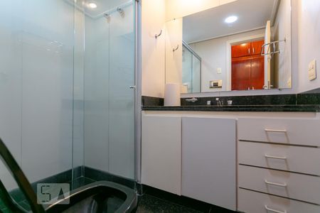 Banheiro de apartamento para alugar com 1 quarto, 42m² em Savassi, Belo Horizonte