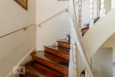 Casa à venda com 550m², 5 quartos e 7 vagasEscadas Para os Quartos 