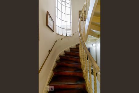 Casa à venda com 550m², 5 quartos e 7 vagasEscadas Para os Quartos 