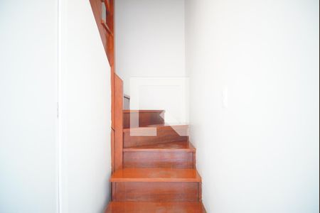 Escada - Acesso Quartos de casa de condomínio para alugar com 2 quartos, 86m² em Jardim Itu, Porto Alegre