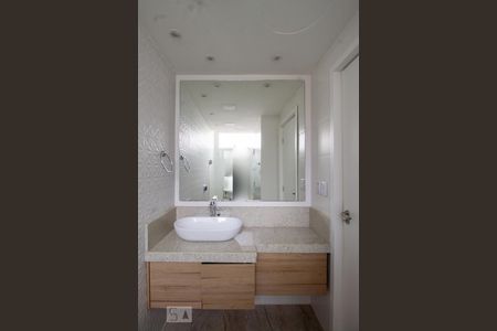 Banheiro de kitnet/studio para alugar com 1 quarto, 30m² em Centro Histórico, Porto Alegre