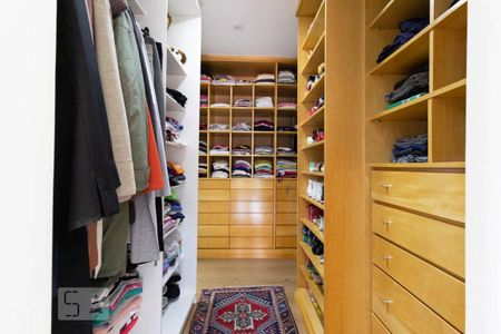 Casa à venda com 500m², 3 quartos e 3 vagasCloset Suíte 1