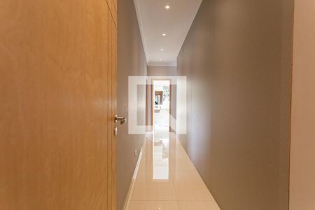 Casa à venda com 458m², 4 quartos e 10 vagasCorredor da Suíte 1