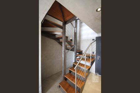 Apartamento à venda com 109m², 2 quartos e 3 vagasEscada