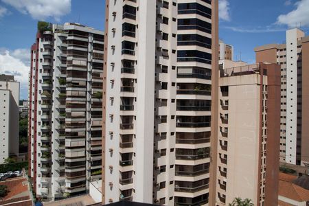 Vista da varanda (lado direito) de apartamento para alugar com 1 quarto, 55m² em Centro, Ribeirão Preto