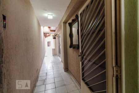 Casa à venda com 220m², 4 quartos e 2 vagas Casa à venda com 220m², 4 quartos e 2 vagasCorredor lateral