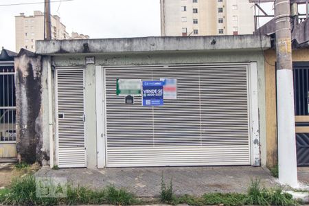 Casa à venda com 220m², 4 quartos e 2 vagas Casa à venda com 220m², 4 quartos e 2 vagasFachada