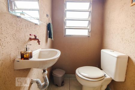 Casa à venda com 220m², 4 quartos e 2 vagas Casa à venda com 220m², 4 quartos e 2 vagasBanheiro