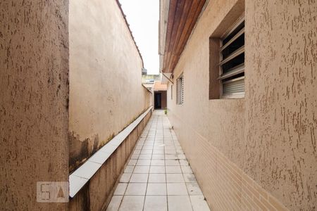 Casa à venda com 220m², 4 quartos e 2 vagas Casa à venda com 220m², 4 quartos e 2 vagasCorredor lateral