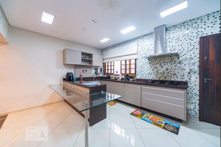 Casa para alugar com 340m², 4 quartos e 4 vagasCozinha 