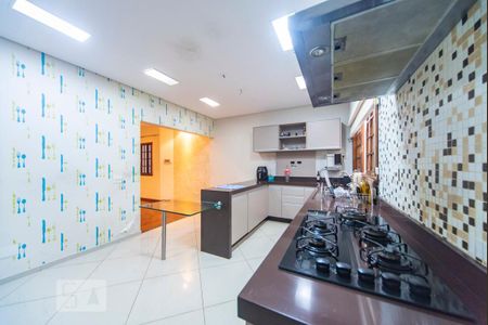 Casa para alugar com 340m², 4 quartos e 4 vagasCozinha 