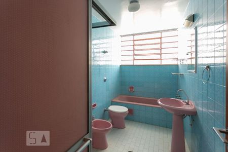 Casa à venda com 320m², 5 quartos e 3 vagasBanheiro da Suíte