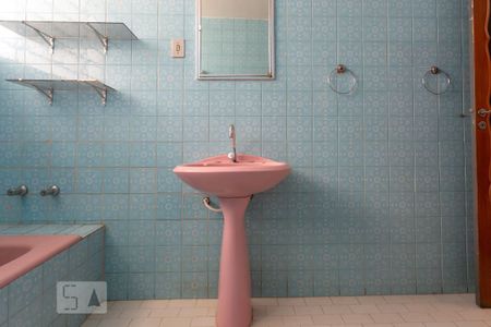 Casa à venda com 320m², 5 quartos e 3 vagasBanheiro da Suíte