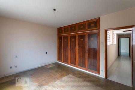 Casa à venda com 320m², 5 quartos e 3 vagasQuarto 3 - Suíte