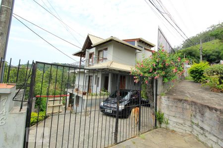 Casa à venda com 300m², 4 quartos e 4 vagas Casa à venda com 300m², 4 quartos e 4 vagasFachada