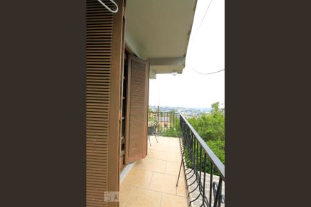 Casa à venda com 300m², 4 quartos e 4 vagas Casa à venda com 300m², 4 quartos e 4 vagasVaranda da suíte