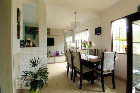Casa à venda com 300m², 4 quartos e 4 vagas Casa à venda com 300m², 4 quartos e 4 vagasSala de jantar