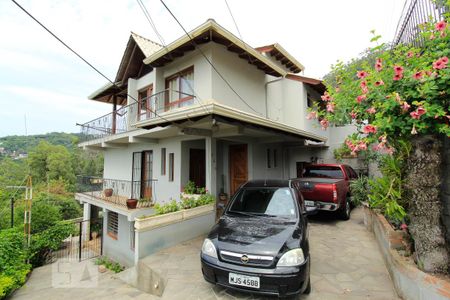 Casa à venda com 300m², 4 quartos e 4 vagas Casa à venda com 300m², 4 quartos e 4 vagasFachada