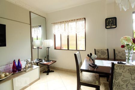 Casa à venda com 300m², 4 quartos e 4 vagas Casa à venda com 300m², 4 quartos e 4 vagasSala de jantar