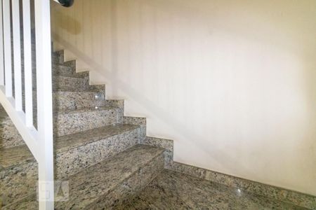 Casa para alugar com 400m², 5 quartos e 5 vagasEscada da Edícula