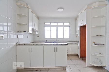 Casa à venda com 360m², 4 quartos e 8 vagasCozinha
