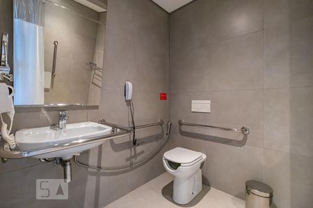 Banheiro de apartamento à venda com 1 quarto, 33m² em Alphaville Industrial, Barueri