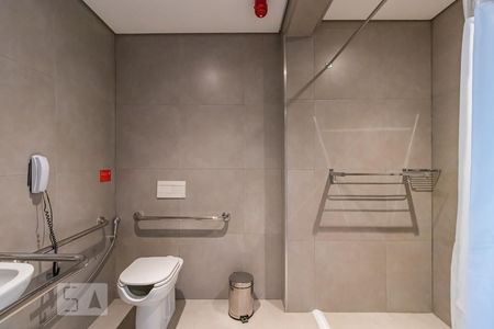 Banheiro de apartamento à venda com 1 quarto, 33m² em Alphaville Industrial, Barueri