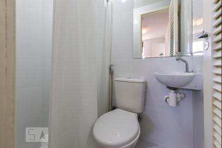 Banheiro de Serviço de apartamento para alugar com 4 quartos, 192m² em Leblon, Rio de Janeiro