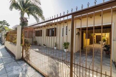 Casa à venda com 319m², 4 quartos e 4 vagas Casa à venda com 319m², 4 quartos e 4 vagasFachada