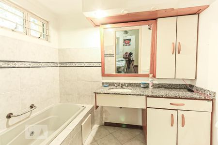 Casa à venda com 600m², 4 quartos e 2 vagasBanheiro da suíte 1