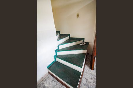 escada acesso quartos de casa para alugar com 3 quartos, 150m² em Vila Francos, São Paulo