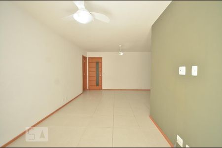 Sala de apartamento à venda com 2 quartos, 90m² em Piratininga, Niterói