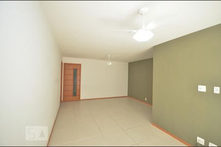 Sala de apartamento à venda com 2 quartos, 90m² em Piratininga, Niterói