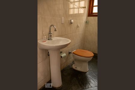 Casa à venda com 225m², 4 quartos e 4 vagasBanheiro de Serviço