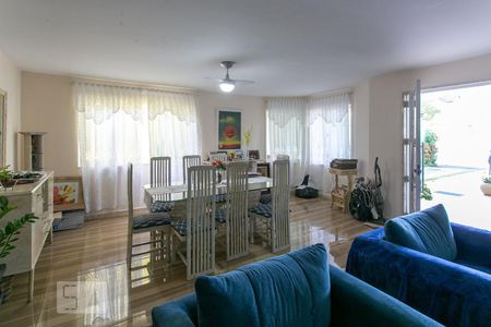 Sala de casa de condomínio para alugar com 5 quartos, 320m² em Recreio dos Bandeirantes, Rio de Janeiro