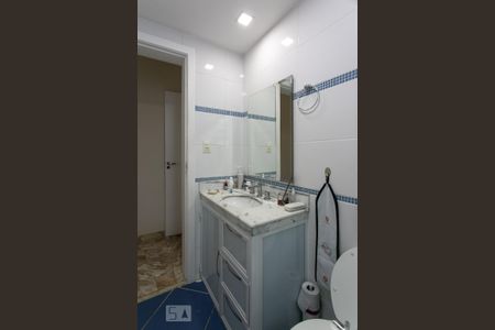 Casa de condomínio para alugar com 320m², 5 quartos e 3 vagas Casa de condomínio para alugar com 320m², 5 quartos e 3 vagasBanheiro da Suite 4