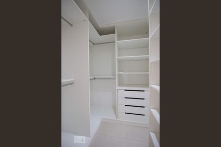 Casa de condomínio à venda com 160m², 3 quartos e 2 vagas Casa de condomínio à venda com 160m², 3 quartos e 2 vagasCloset da Suíte