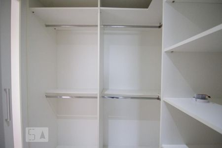Casa de condomínio à venda com 160m², 3 quartos e 2 vagas Casa de condomínio à venda com 160m², 3 quartos e 2 vagasCloset da Suíte