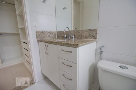 Casa de condomínio à venda com 160m², 3 quartos e 2 vagas Casa de condomínio à venda com 160m², 3 quartos e 2 vagasBanheiro da Suíte