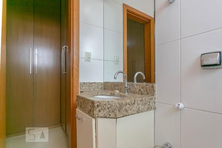Apartamento à venda com 89m², 4 quartos e 2 vagas Apartamento à venda com 89m², 4 quartos e 2 vagasBanheiro da Suíte