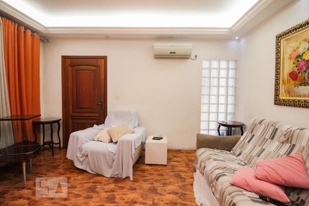 Casa à venda com 230m², 2 quartos e 4 vagassala