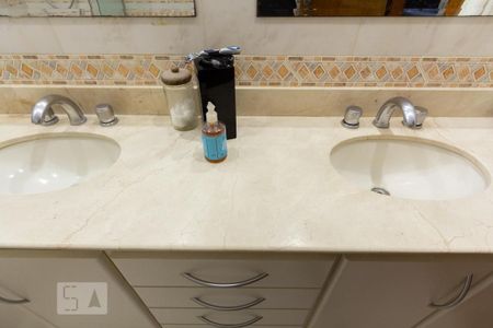 Apartamento à venda com 215m², 3 quartos e 2 vagas Apartamento à venda com 215m², 3 quartos e 2 vagasBanheiro da Suíte