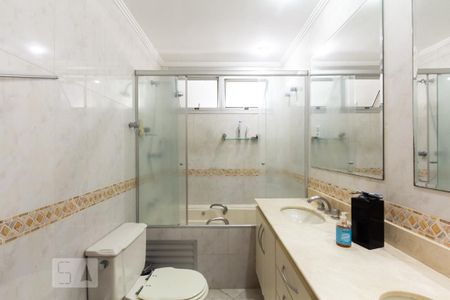 Apartamento à venda com 215m², 3 quartos e 2 vagas Apartamento à venda com 215m², 3 quartos e 2 vagasBanheiro da Suíte