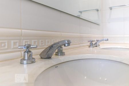 Casa de condomínio à venda com 498m², 6 quartos e 4 vagasBanheiro da suíte 1