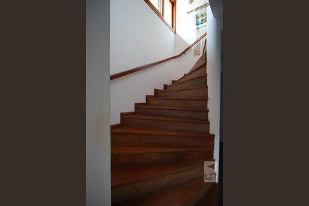 Casa à venda com 375m², 6 quartos e 5 vagasEscada