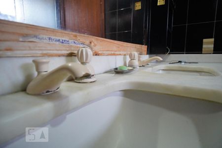 Casa à venda com 375m², 6 quartos e 5 vagasBanheiro suite 1 