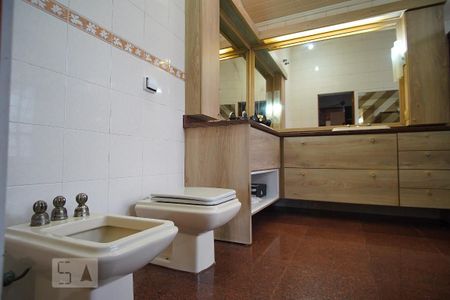 Casa à venda com 375m², 6 quartos e 5 vagasBanheiro suite 3