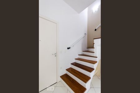 Detalhe escada de apartamento para alugar com 2 quartos, 70m² em Gonzaga, Santos